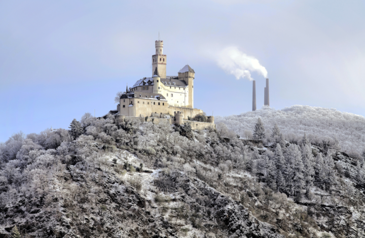 Marksburg im Winter, im Hintergrund rauchen Schornsteine