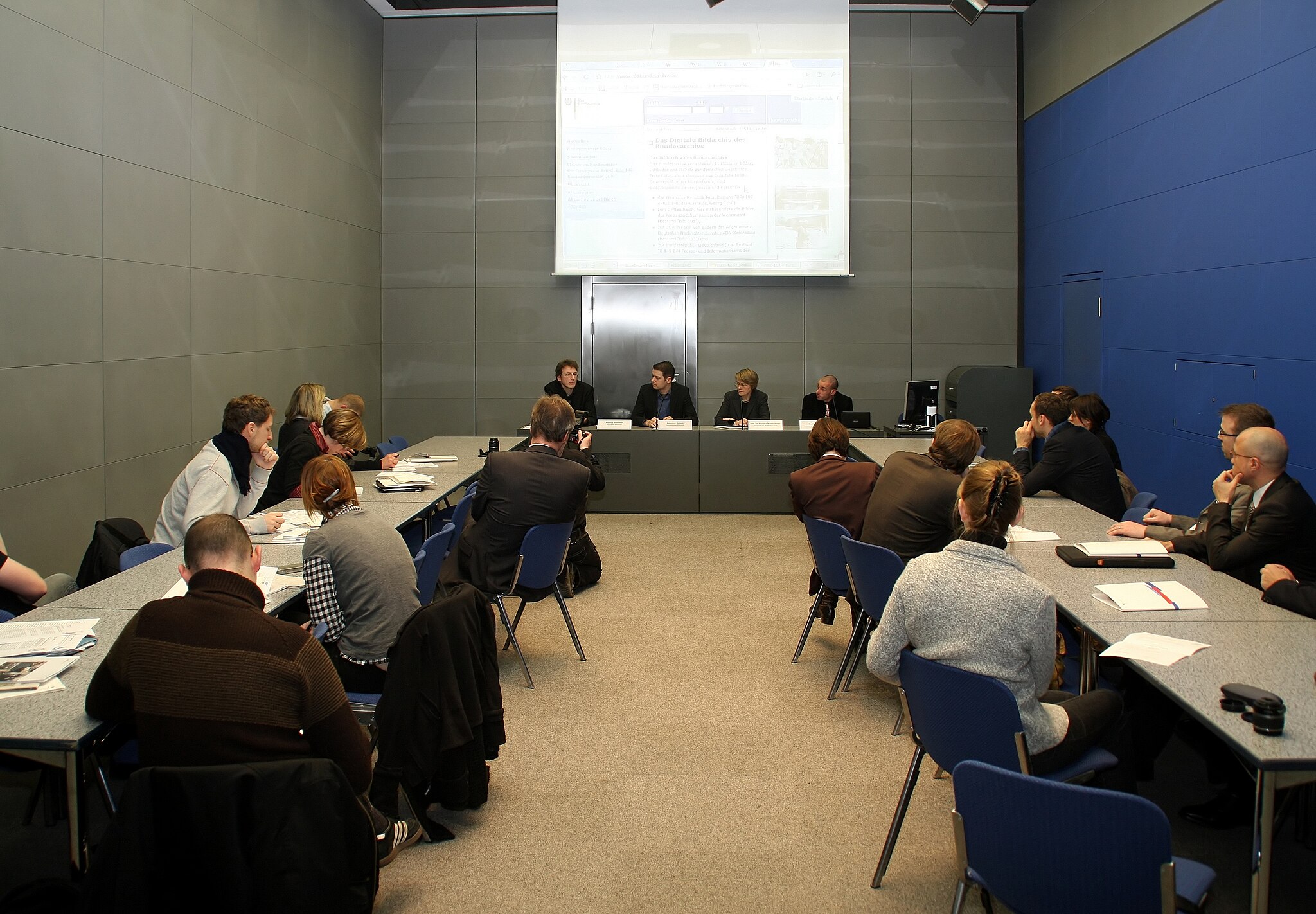 Die Pressekonferenz vom Bundesarchiv und Wikimedia Deutschland zur Bekanntgabe der Kooperation und Bilderspende. Blick auf das Podium im Presse- und Besucherzentrum des Bundespresseamtes: v.l.n.r Mathias Schindler (Wikimedia Foundation), Sebastian Moleski (Geschäftsführer Wikimedia Deutschland e. V.), Prof. Dr. Angelika Menne-Haritz (Vizepräsidentin des Bundesarchivs), Dr. Oliver Sander (Leiter des Bildarchivs im Bundesarchiv)