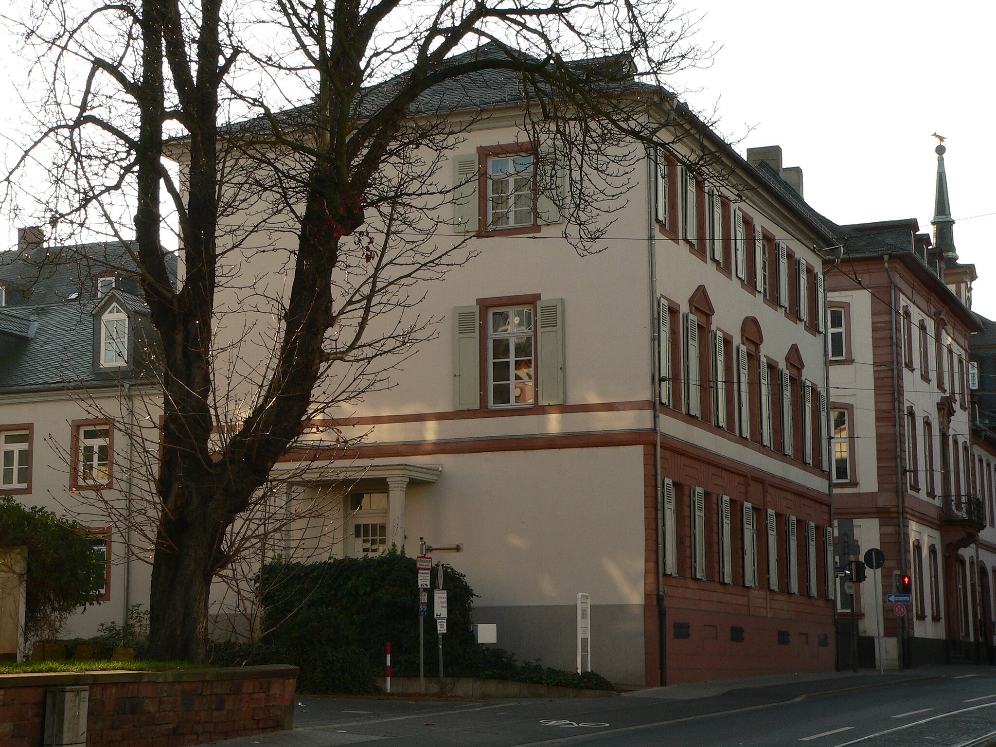 Das ehemalige Amtsgericht in Frankfurt-Höchst und die neue Geschäftsstelle von Wikimedia Deutschland.