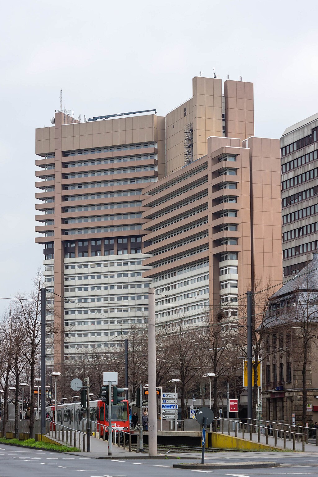 Gebäude des Amts- und Landgerichts Köln. Im Vordergrund ist die U-Bahn-Haltestelle "Weißhausstr." zu sehen.