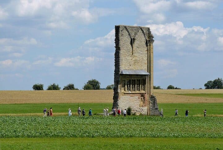 Die Ruine des ehemaligen Klosters Anhausen bei Satteldorf - die Anhäuser Mauer in Deutschland.