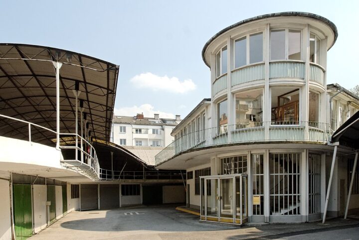 Eine Garagenanlage in der Erftstraße 9 bis 11 in Düsseldorf-Unterbilk, Deutschland.