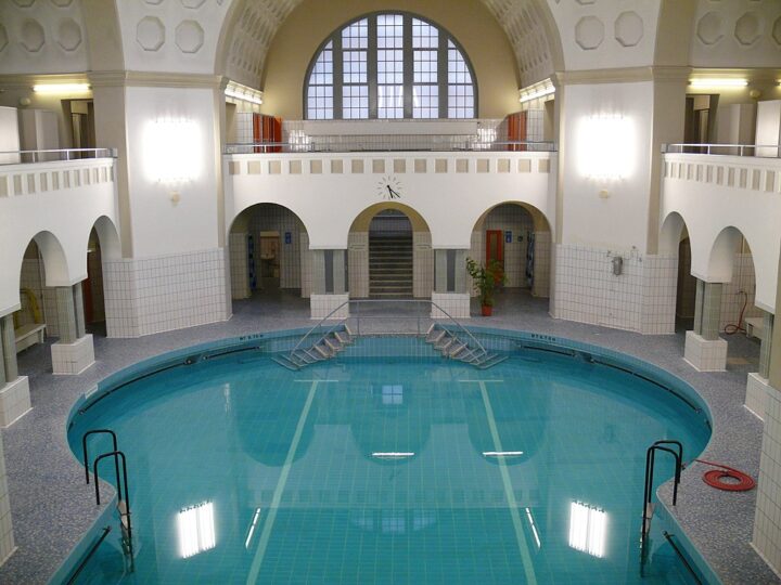 Die Halle II des Herschel-Bades in Mannheim. Blick von der Galerie. Zu sehen ist das schlüssellochförmige Becken des ehemaligen Frauen-Bades, das heute noch für Schwimmkurse verwendet wird.