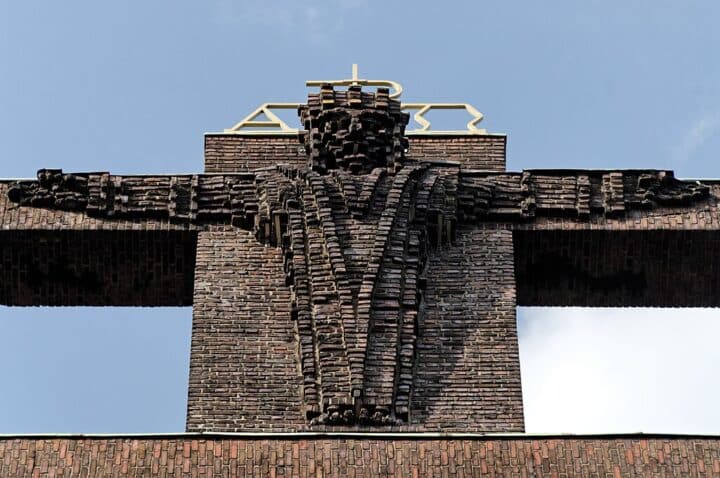 Das Kreuz auf der Heilig-Kreuz-Kirche in Gelsenkirchen-Ückendorf, Deutschland.