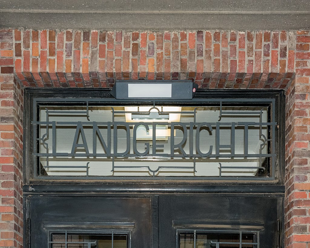 Schriftzug Landgericht im Erweiterungsbau des Ziviljustizgebäudes in Hamburg-Neustadt.