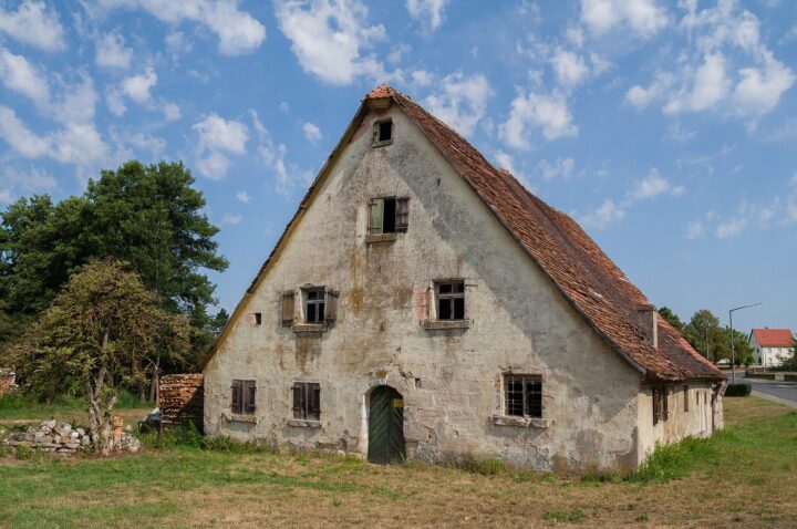 9. Platz. Wohnstallhaus in Burgthann, Landkreis Nürnberger Land. Eingeschossiger Sandsteinquaderbau mit Steildach, rückseitiger Giebel Fachwerk, aus der zweiten Hälfte des 18. Jahrhundert.