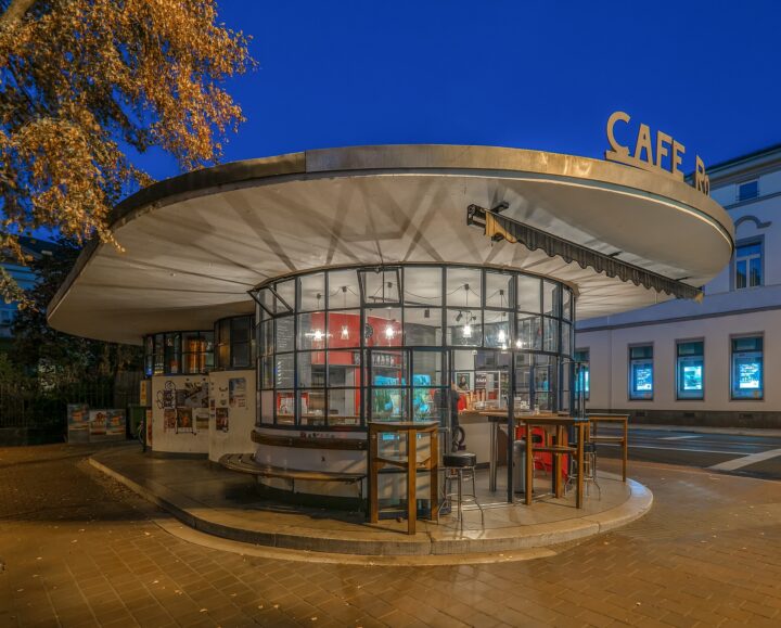 1. Platz. Die ehemalige Wartehalle der Reichspostdirektion. Heute wird sie als Café genutzt.