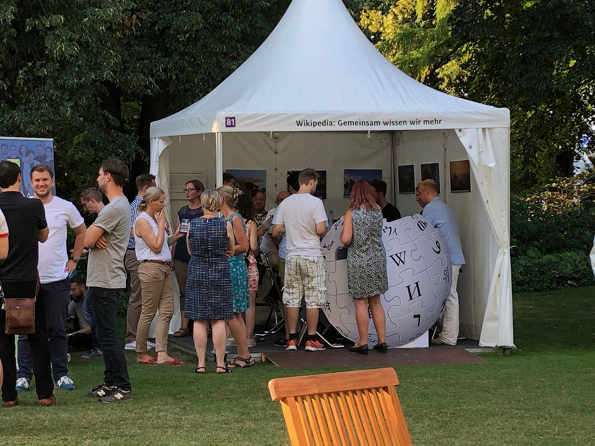 Menschen am Stand von Wikipedia beim Bürgerfest 2019