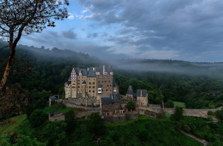 5. Platz. Hier sieht man Burg Eltz (in Rheinland-Pfalz) am frühen Morgen bei bereits aufgegangener Sonne und noch leichten Nebelschwaden.