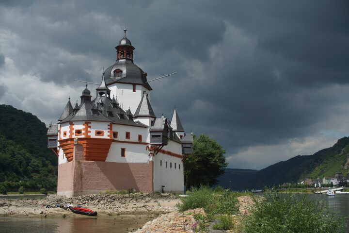 3. Platz. Die Burg Pfalzgrafenstein (auch "Pfalz bei Kaub" genannt) befindet sich auf einer kleinen Insel im Rhein und gehört zur nahen Ortschaft Kaub. Sie ist Teil des Abschnittes "Oberes Mittelrheintal", der seit 2002 UNESCO-Welterbestätte ist.