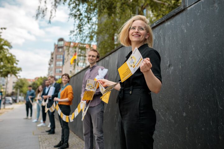 Das Team Politik und Recht von Wikimedia Deutschland präsentiert eine Girlande mit Kommentaren zur Kampagne von Unterzeichnenden. Jede Postkarte ist ein Unikat.