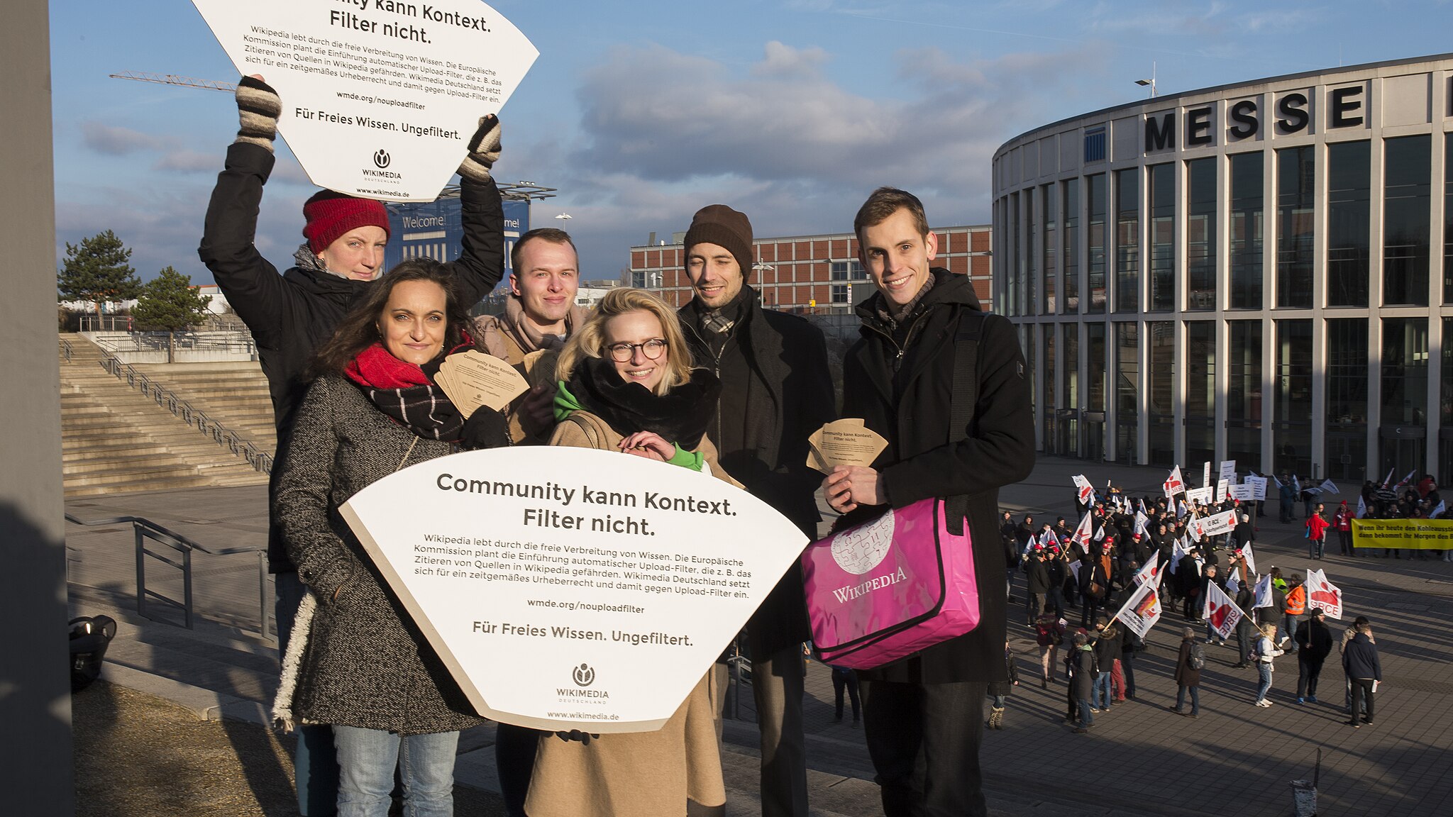 Eine Verteilaktion von Filtertüten vor dem SPD-Parteitag gegen die Einführung von Upload-Filtern.