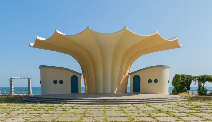 4. Platz. Der Musikpavillon Kurmuschel auf dem Kurplatz in Sassnitz, Landkreis Vorpommern-Rügen, Mecklenburg-Vorpommern, Deutschland. Das Bauwerk steht unter Denkmalschutz.