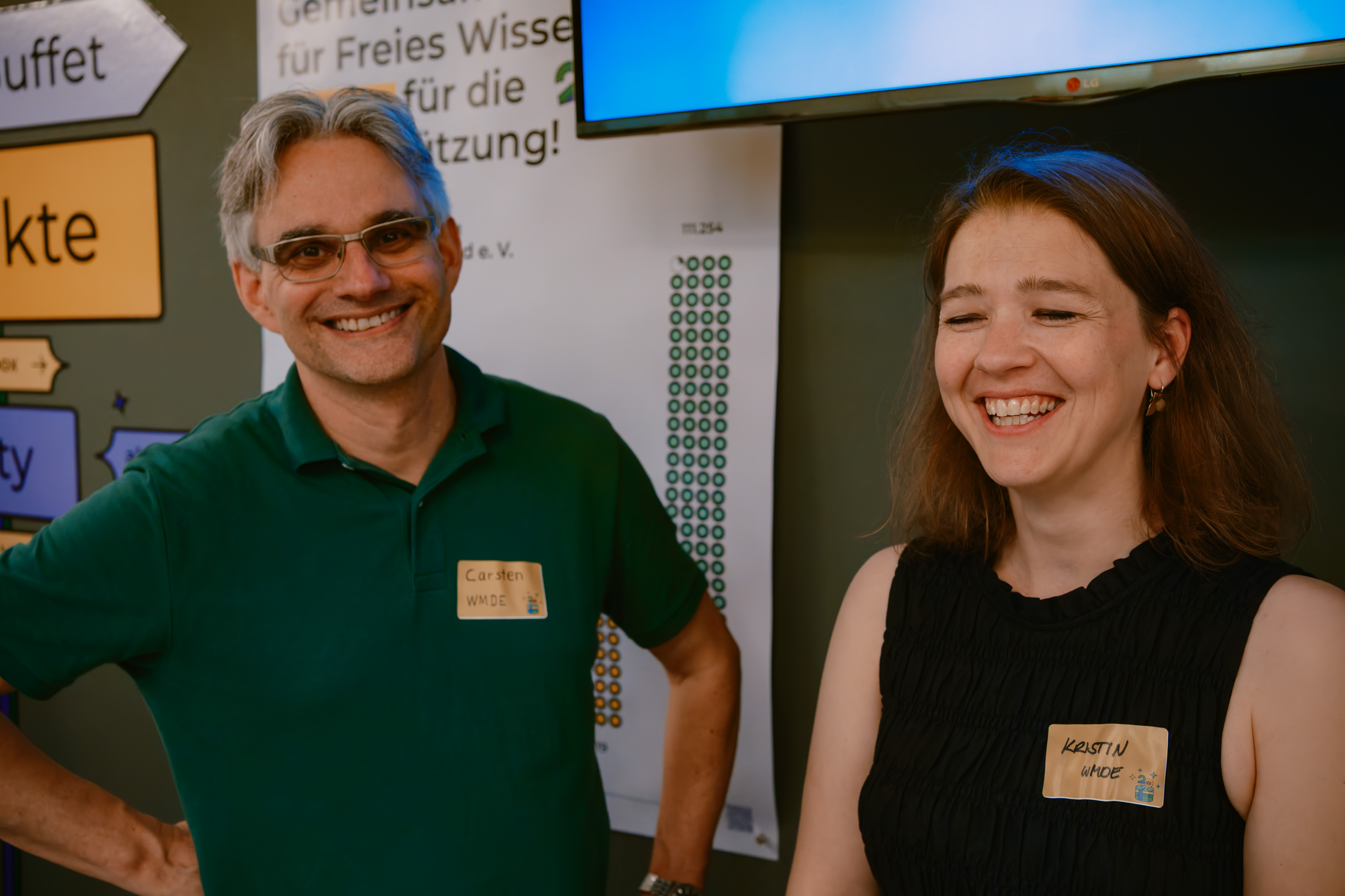 Kümmern sich bei Wikimedia Deutschland um Fundraising und Partnerschaften: Carsten Direske (l.) und Kristin Westermann (r.). Sie hatten köstliche Wikimedia-Schokoladen dabei und konnten damit den vielen Mitgliedern, die der Einladung zum Fest gefolgt waren, ein kleines Dankeschön bereiten.
