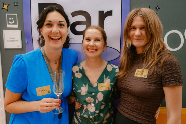 Arbeiten bei Wikimedia macht gute Laune. Vielleicht haben auch die alkoholfreien Mocktails von der Bar und die vielen Gäste dazu beigetragen, dass Eva Martin und Sissela Björk (l. und r.) aus dem Team Governance und Movement Relations und Laura Klemens (m.) aus dem Event-Team (das die fabelhafte Party organisiert hat) so gut aufgelegt sind.